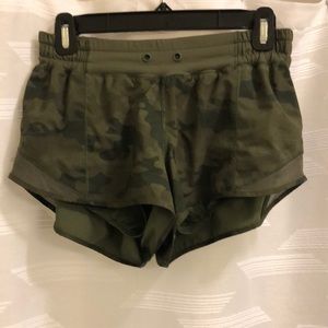 Lululemon hotty hot shorts, size 6, 2.5”